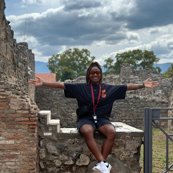 Meet your Posher, Tiffany - Picture 1 of 1